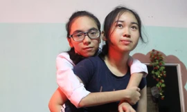 Có bạn thân tình nguyện cõng, Thủy cảm thấy tự tin hơn.