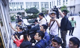 Các phóng viên chụp ảnh tại một sự kiện. Ảnh: Thanh Hà.