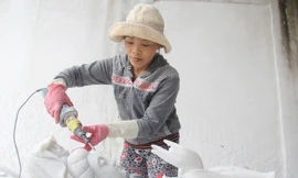 Chị Bình là người phụ nữ độc nhất ở làng đá Non Nước làm nghề tạc tượng.