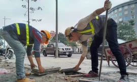 Mục kích những vỉa hè Hà Nội vừa lát đá đã hỏng