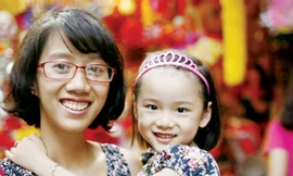 Bé Hải An bên mẹ những ngày còn khỏe mạnh. Ảnh do gia đình cung cấp.