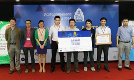 Trần Ngọc Tuân (thứ 4 từ phải qua) nhận giải Nhất khởi nghiệp Startup Weekend Hanoi 2014. Ảnh: NVCC.