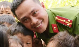 Đại úy 'giải cứu' chổi ế