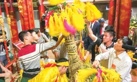 Dỡ lộc hoa tre để phát lộc cho dân tại đền Thượng. Ảnh: Toan Toan.