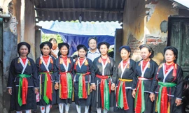 Bàn Tuấn Năng cùng bà con dân tộc Sán Dìu ở Vĩnh Phúc. Ảnh: Hồng Hà. 