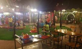 Trẻ em ở phường Trung Hòa (Cầu Giấy) chơi trong “Vườn Bia Phúc Thanh Garden”.