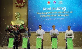 Phó Thủ tướng Vũ Ðức Ðam và Bộ trưởng Nguyễn Thị Kim Tiến nhấn nút khai trương Ứng dụng Công nghệ Thông tin kết nối các cơ sở cung ứng thuốc toàn quốc.