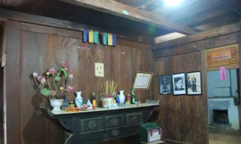 Bàn thờ trong Nhà Vương.