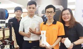 Nhóm bạn trẻ trường ĐH Công nghệ TPHCM sử dụng máy in 3D,chế tạo ra chiếc khung xương hỗ trợ cho các bệnh nhân gãy chân. Ảnh: NVCC.