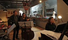 Đặng Tuệ Nguyên cùng Phó An My và các nghệ sĩ tập luyện cho đêm Độc hành. Ảnh: N.M.Hà.