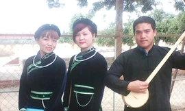 Anh Tân cùng cây đàn tính tự tay chế tác.