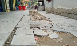 Vỉa hè trên đường Nguyễn Trãi bị xới tung sau khi lát đá mới chưa lâu. Ảnh: Minh Đức.