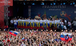 Các sân bóng Nga luôn kín chỗ.