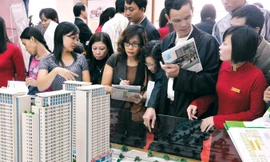 Trung lưu Việt Nam giàu lên từ bất động sản được cho là không bền vững. Ảnh: Hồng Vĩnh.