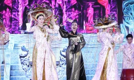 Ca sĩ Dương Hoàng Yến xuất hiện trên sân khấu trình diễn ca khúc "Mái đình làng biển"