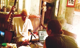 Nhà nghiên cứu Bùi Trọng Hiền bên cạnh cụ Nguyễn Phú Đẹ - nghệ nhân đàn đáy nhà nghề duy nhất còn sống. Ảnh: Nhân vật cung cấp.