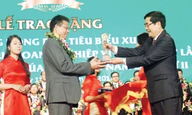 Tiên phong công nghệ, 'cứu mình' khi hội nhập