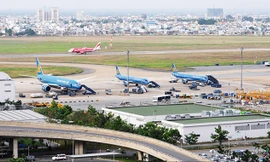 Cục Hàng không Việt Nam mời cán bộ Bộ Tài chính đi nước ngoài để xây dựng thông tư làm mất tính khách quan. Trong ảnh: Cảng Hàng không miền Nam. Ảnh: Hồng Vĩnh.