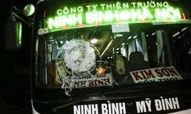 Một chiếc xe khách bị ném vỡ kính.