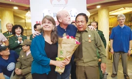 Sự đón tiếp rộng lòng, thân tình của cựu chiến binh Việt Nam khiến các cựu binh Mỹ cảm thấy được tha thứ và nhẹ nhõm. Ảnh: Lê Xuân Sơn.