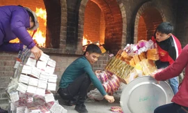 Lượng hàng mã tương đương hàng tỷ đồng mỗi năm hóa ra tro ở điểm nóng đền Bà chúa Kho. Ảnh: T.Toan.