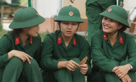 Bóng hồng 9X rộn bước quân hành