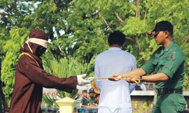 Cảnh phạt roi ở Banda Aceh. Ảnh: CNN.