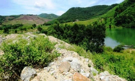 Chống sạt lở bờ sông bằng bãi thải không phép?