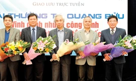 Các nhà khoa học tham gia Giao lưu trực tuyến. Từ trái qua GS.TS Phan Tuấn Nghĩa, GS.TS Đinh Dũng, GS.TS Nguyễn Đức Chiến, PGS.TS Trần Thanh Hải và ông Đỗ Tiến Dũng.