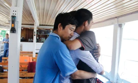 Ôm lấy ân nhân trước khi rời Đà Nẵng. Ảnh: Thanh Trần.