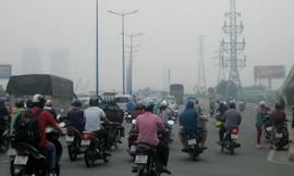 “Mù khô” dày đặc trên sông Sài Gòn vào sáng sớm 7/10. Ảnh: Hữu Huy.