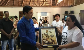 Đồng chí Lê Quốc Phong trao tặng làng Bến Tre và bảo tàng tranh hoa sen làm bằng gạo.