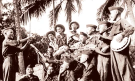 Đội nhạc thiếu sinh quân trong sách ảnh của Trần Văn Lưu.