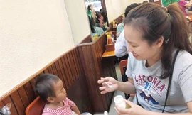 Bé Pang được mẹ Phương chăm sóc.