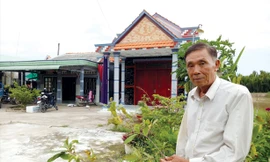 Ông Nguyễn Văn Danh chăm sóc kiểng trước nhà. Ảnh: Hòa Hội.