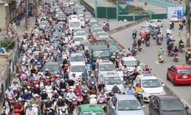 Đã chậm gần 3 năm và gây tắc đường liên miên nhưng dự án mở rộng đường Vành đai 2 qua Trường Chinh vẫn mịt mù ngày về đích. 