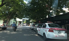 Xe hãng taxi ABC độc quyền đỗ trong sân Bệnh viện Nhi Trung ương. Ảnh: Minh Tuấn.