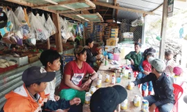 Cảnh ăn nhậu thường bắt gặp ở xã nghèo, thủ phủ sâm Trà Linh.