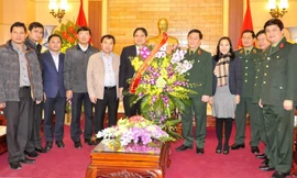 Ban Bí thư T.Ư Đoàn tặng lẵng hoa chúc mừng Bộ Quốc phòng, Tổng cục Chính trị QĐND Việt Nam. Ảnh: Ngọc Châu.