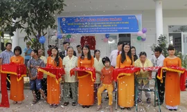 Bà, mẹ của những nạn nhân chất độc da cam cắt băng khánh thành Nhà nội trú cho trẻ bại liệt. Ảnh: Thanh Trần.