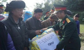 Lãnh đạo Học viện Khoa học Quân sự trao tặng chăn ấm cho người dân thôn Nà Chúa. Ảnh: Nguyễn Minh.