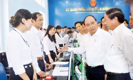 Phó Thủ tướng Nguyễn Xuân Phúc dự khai trương Cổng giao tiếp điện tử và Bộ phận tiếp nhận và trả kết quả hiện đại quận Hồng Bàng.