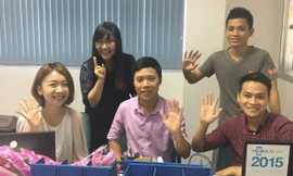 Enomoto Kaori (ngoài cùng bên trái) cùng nhóm thiết kế trò chơi của Cty Hanel Software. Ảnh: Hà Thanh.