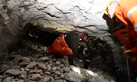 Lực lượng cứu hộ tìm kiếm thợ mỏ mắc kẹt trong vụ sập mỏ thạch cao ở Sơn Đông. Ảnh: Xinhua.