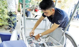 Các thiết bị chuyển hóa năng lượng mặt trời thành điện năng được giấu dưới ghế ngồi để đảm bảo tính thẩm mỹ. Ảnh: Thanh Trần.