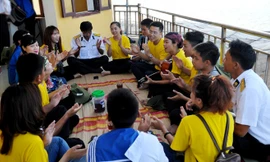 Các đại biểu giao lưu với cán bộ, chiến sỹ làm nhiệm vụ tại Trường Sa. Ảnh: Xuân Tùng.