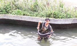 Ðào Văn Vũ với con cá tầm nặng hơn 20kg.