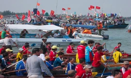 8 đội tham gia tranh tài tại giải đua ghe-nam. Ảnh:Nguyễn Trang.