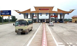 Trạm thu phí trên cầu Hạc Trì. Ảnh: TTXVN