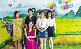 Hiền Hạnh cùng các đồng nghiệp nỗ lực hết mình trong môi trường trẻ trung, năng động, quên đi mặc cảm của bản thân. Ảnh: NVCC.